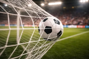 Fußball liegt im Tornetz nach einem Treffer in einem Stadion